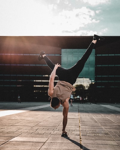 黑色背心和黑色长裤的人做运动